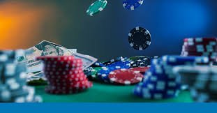 Pengguna mengecek E-Wallet di ponsel